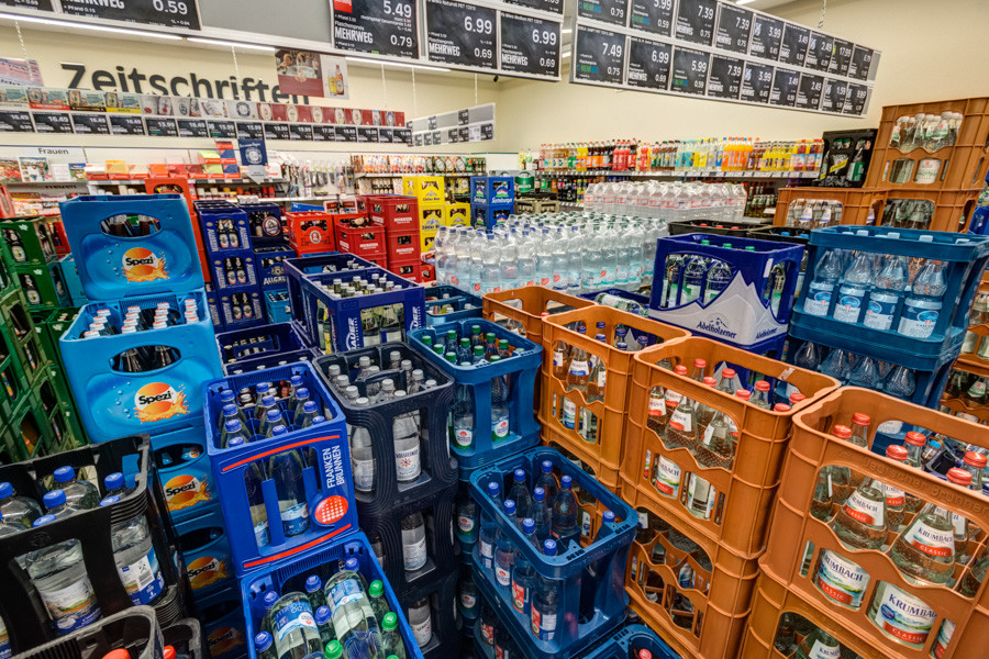 EDEKA-Abroell-Bad-Groenenbach-Getraenkeabteilung Getränkeabteilung mit vielen Kisten und Flaschen; im Hintergrund Zeitschriftenregal.