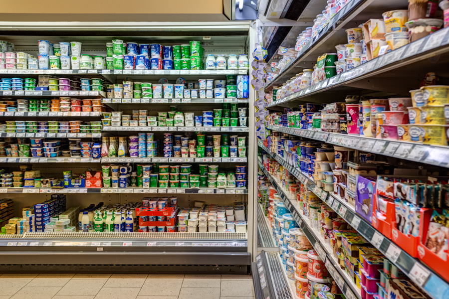 EDEKA-Abroell-Bad-Groenenbach-Molkereiprodukteregal Kühlregal im Supermarkt mit vielen Joghurt- und Milchprodukten.