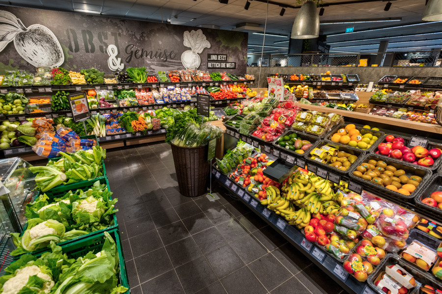 Kempten Obst und Gemuese Obst- und Gemüseabteilung im Supermarkt mit reichlich frischen Produkten.
