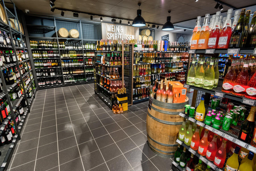 Kempten Weinabteilung Wein- und Spirituosenabteilung im Supermarkt mit vielen Flaschen in Regalen.
